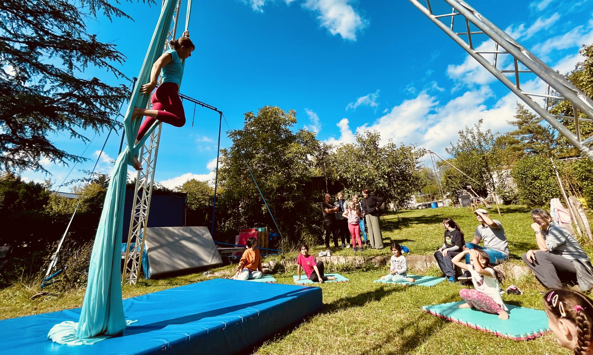 Aerial Party im Klub Vertikal Begrüßung